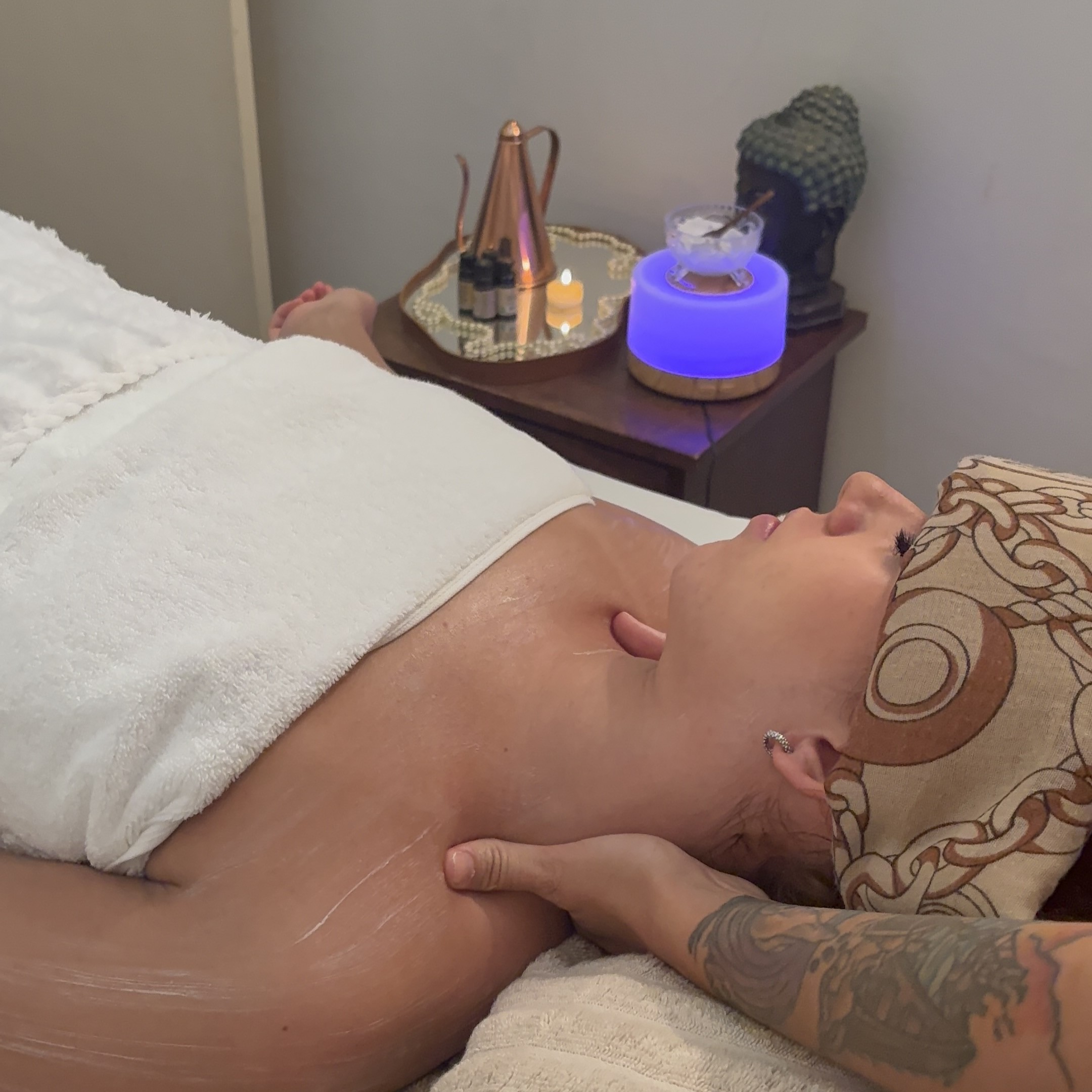 Bruna Germanno realizando massagem — atendimento domiciliar Veritá Care
